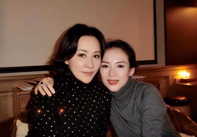 章子怡劉嘉玲吳君如罕同框,三位女神聚會小酌,搭肩合影關係超好