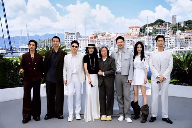 章子怡劉嘉玲吳君如罕同框,三位女神聚會小酌,搭肩合影關係超好