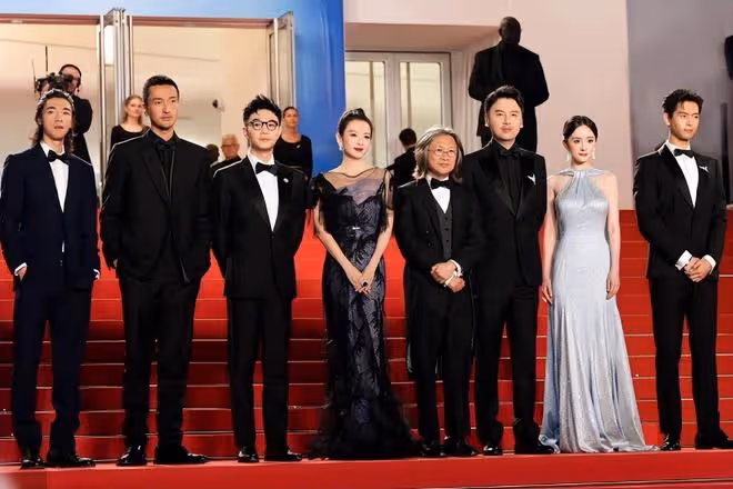 章子怡劉嘉玲吳君如罕同框,三位女神聚會小酌,搭肩合影關係超好