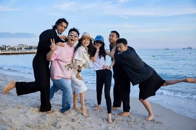 章子怡劉嘉玲吳君如罕同框,三位女神聚會小酌,搭肩合影關係超好