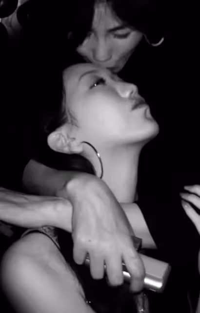 王菲與小女兒合照曝光，18歲李嫣超像媽媽，嘴唇無痕跡美到認不出