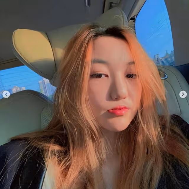 王菲與小女兒合照曝光，18歲李嫣超像媽媽，嘴唇無痕跡美到認不出