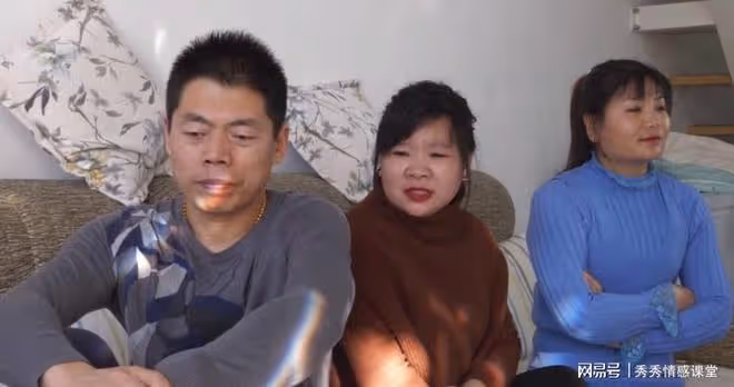 公婆問收入，丈夫張口就想說2萬，被我踩了後，改口說1萬