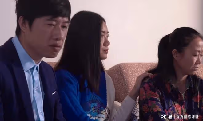 公婆問收入，丈夫張口就想說2萬，被我踩了後，改口說1萬