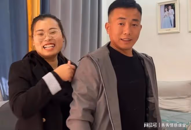 公婆問收入,丈夫張口就想說2萬,被我踩了後,改口說1萬