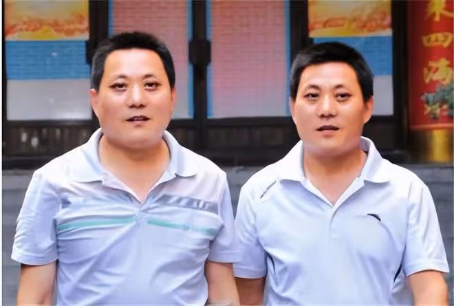 2013年，四川男子在火鍋店認錯朋友，卻意外幫找回失聯41年的兄弟