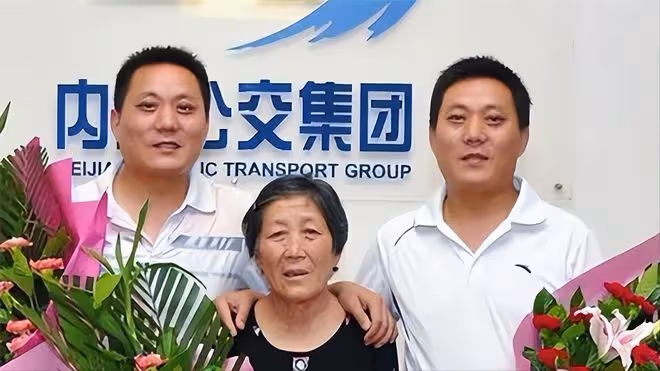 2013年,四川男子在火鍋店認錯朋友,卻意外幫找回失聯41年的兄弟