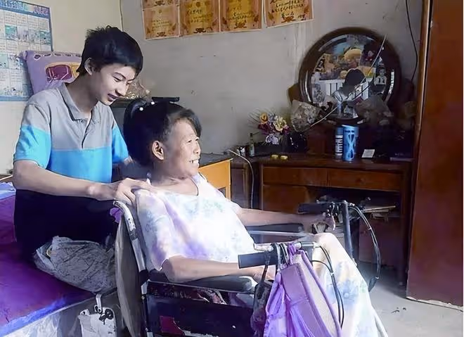 母親癱瘓父親瘋癲，744分高考狀元被清華錄取多年後，過得如何