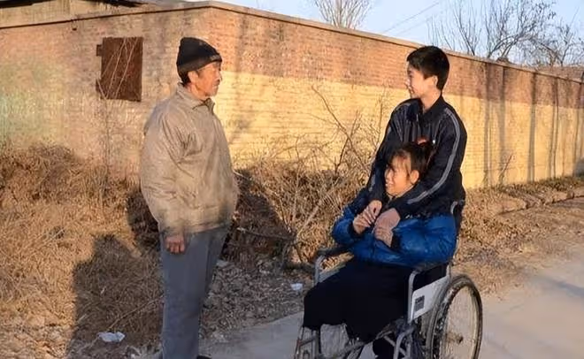 母親癱瘓父親瘋癲，744分高考狀元被清華錄取多年後，過得如何