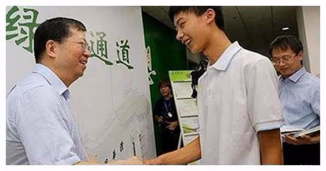 母親癱瘓父親瘋癲,744分高考狀元被清華錄取多年後,過得如何