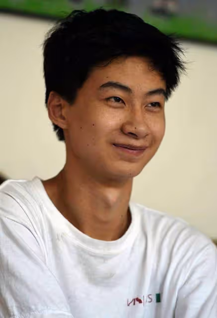 母親癱瘓父親瘋癲,744分高考狀元被清華錄取多年後,過得如何