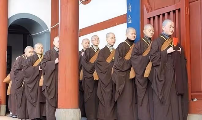 回顧遼寧一寺廟內只有女性，日睡4小時吃一餐，還禁止香客捐錢