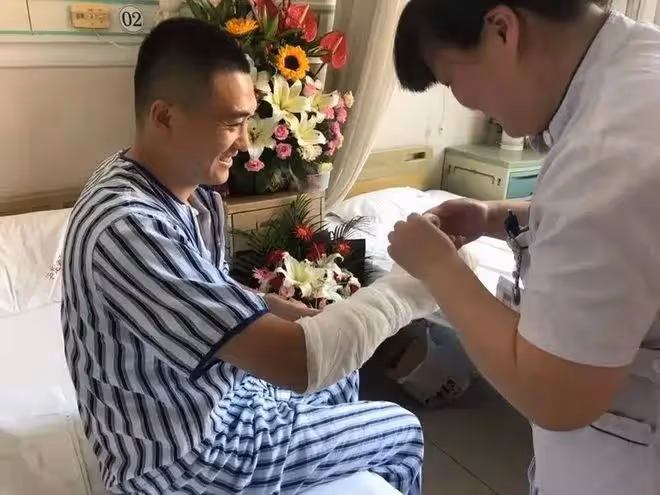 回顧:救災英雄致殘臥床,妻子捲走賠償款找新歡,後來如何了
