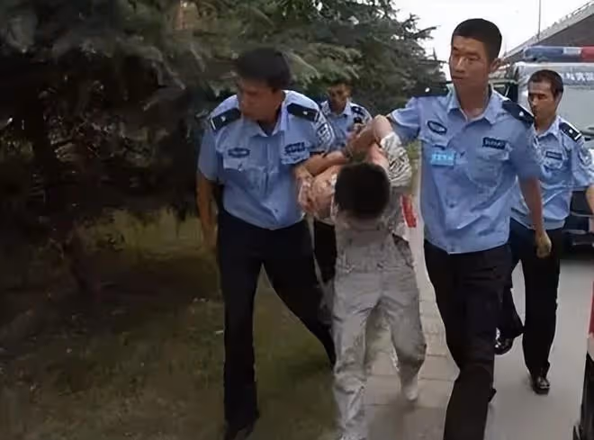 回顧貴州男童被拐,父親跳樓,母親25年後發現,兒子是好友