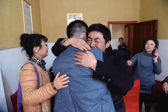 回顧貴州男童被拐,父親跳樓,母親25年後發現,兒子是好友