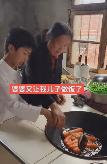 女子曬婆婆總教兒子做飯,從不寵愛還讓洗衣服,女子:看著好心疼