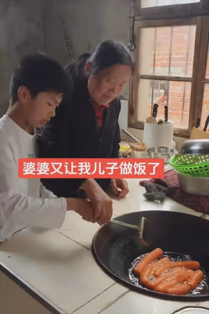 女子曬婆婆總教兒子做飯,從不寵愛還讓洗衣服,女子:看著好心疼