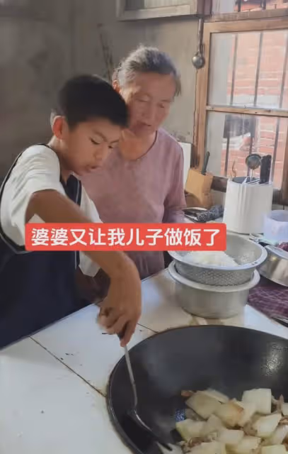 女子曬婆婆總教兒子做飯,從不寵愛還讓洗衣服,女子:看著好心疼