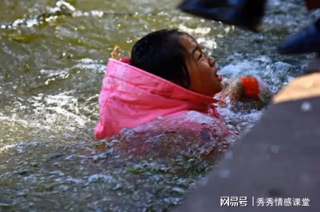 當年我放牛經過池塘邊,救起鄰村女孩,16年後,她找上門要報恩