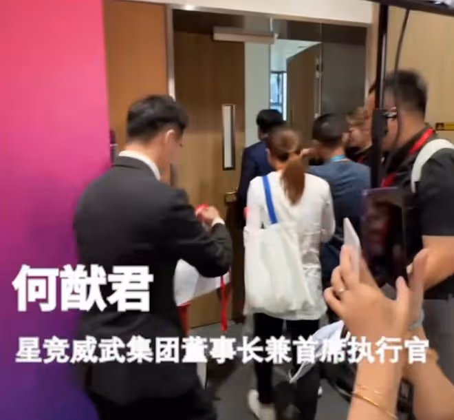 霍啟剛何猷君同台，一個氣場十足，一個謙卑，豪門底氣高下立判