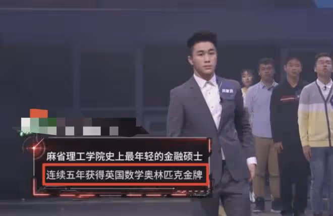 霍啟剛何猷君同台，一個氣場十足，一個謙卑，豪門底氣高下立判