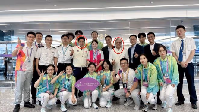 霍啟剛何猷君同台，一個氣場十足，一個謙卑，豪門底氣高下立判
