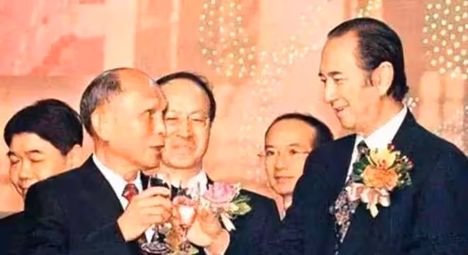 霍啟剛何猷君同台，一個氣場十足，一個謙卑，豪門底氣高下立判
