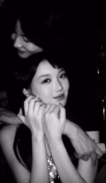 李嫣迎18歲成人禮,近照曝光模樣大變!王菲親吻女兒額頭超有愛!