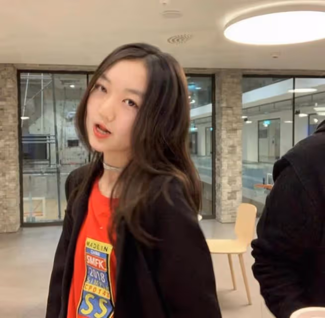 李嫣迎18歲成人禮,近照曝光模樣大變!王菲親吻女兒額頭超有愛!