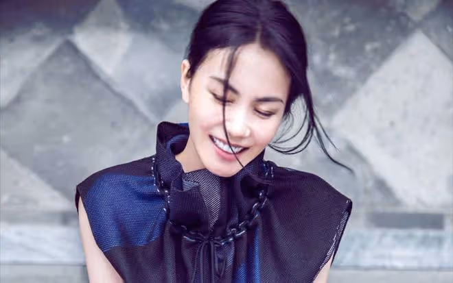 王菲母女甜蜜合影曝光,李嫣成人禮顯母女情深,天后私下柔情盡顯