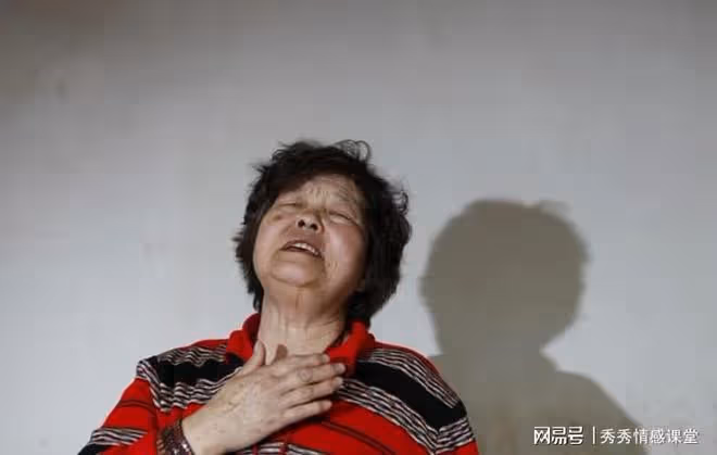 給兒子還貸5年，我生病住院，兒子出差，兒媳朋友圈給親家祝壽