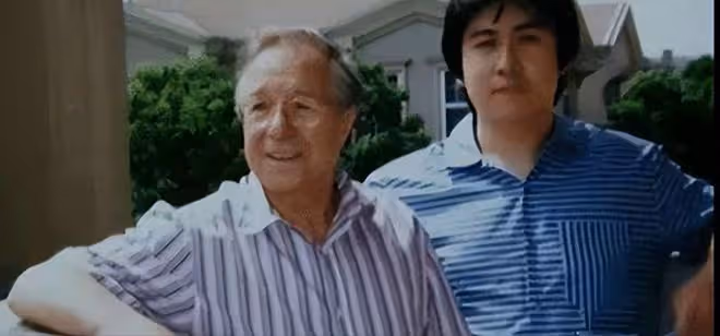 回顧英國房東為中國小伙免租,晚年患病,小伙:來中國我養你