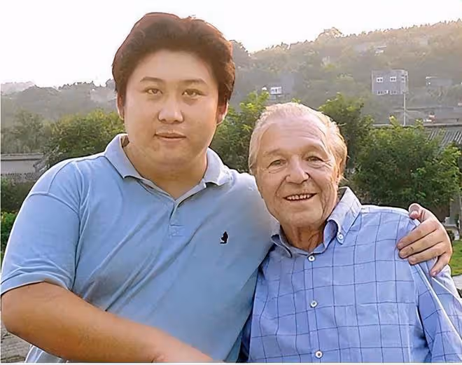 回顧英國房東為中國小伙免租，晚年患病，小伙：來中國我養你
