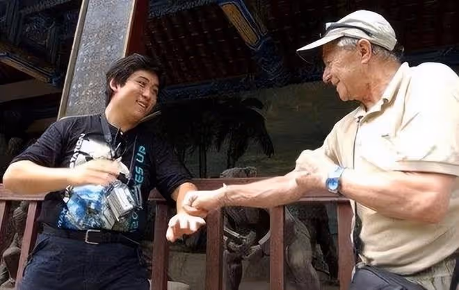 回顧英國房東為中國小伙免租，晚年患病，小伙：來中國我養你