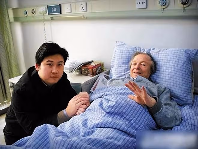 回顧英國房東為中國小伙免租,晚年患病,小伙:來中國我養你