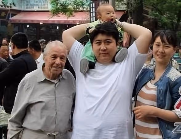 回顧英國房東為中國小伙免租,晚年患病,小伙:來中國我養你