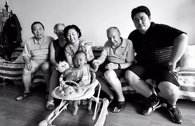 回顧英國房東為中國小伙免租,晚年患病,小伙:來中國我養你