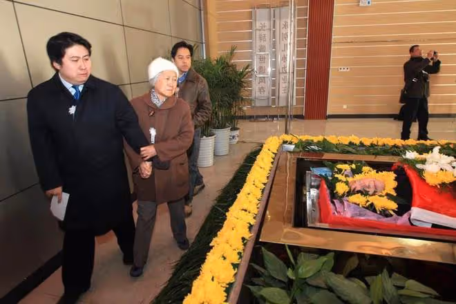回顧英國房東為中國小伙免租,晚年患病,小伙:來中國我養你