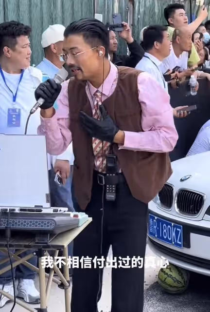 網友集體抵制!海來阿木演唱會遭抵制,郭有才免費唱歌更受歡迎?