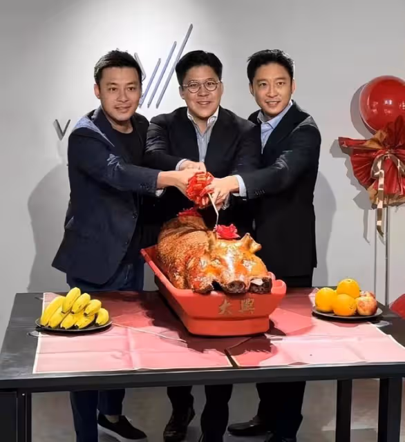 霍家三兄弟同框，豪門兄弟一起切喜豬，共同做煥新儀式