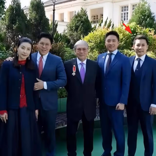 霍家三兄弟同框,豪門兄弟一起切喜豬,共同做煥新儀式