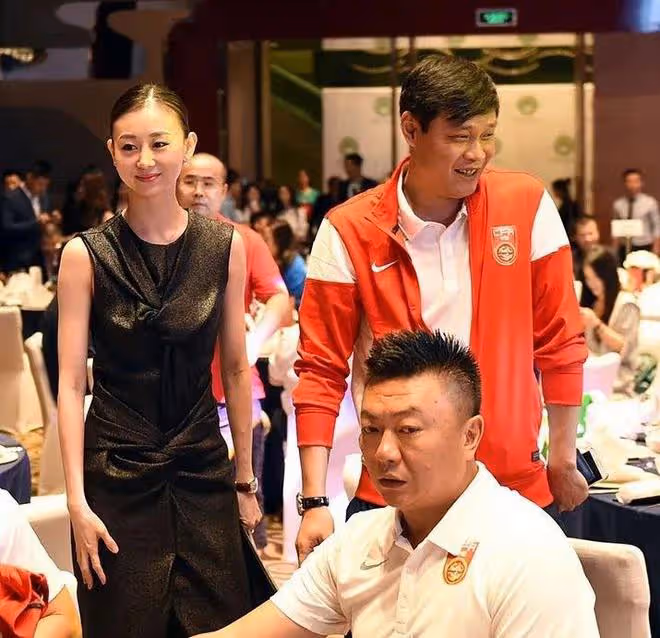 范志毅和小17歲嬌妻罕見同框!黑裙配盤發優雅貴氣,身材不輸超模