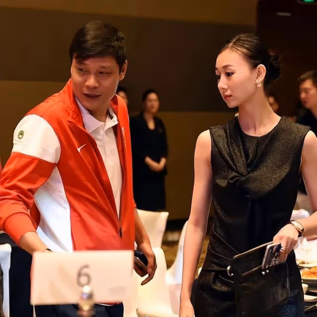 范志毅和小17歲嬌妻罕見同框!黑裙配盤發優雅貴氣,身材不輸超模