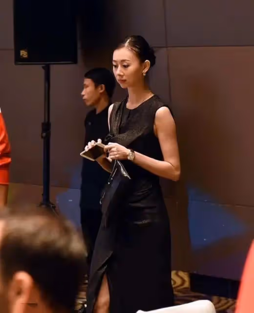 范志毅和小17歲嬌妻罕見同框!黑裙配盤發優雅貴氣,身材不輸超模