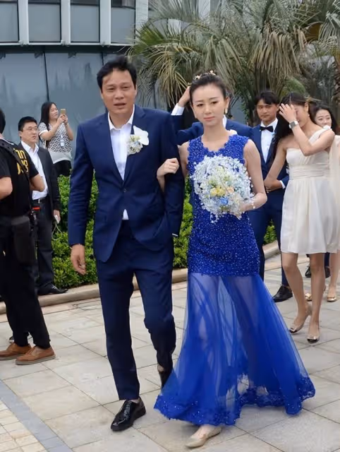 范志毅和小17歲嬌妻罕見同框!黑裙配盤發優雅貴氣,身材不輸超模