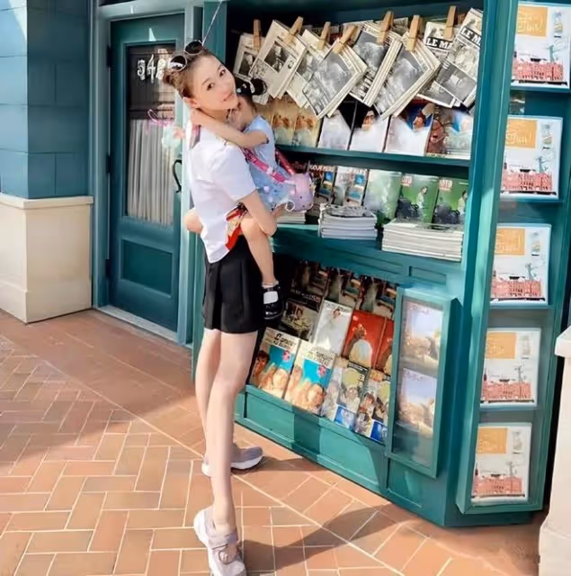 范志毅和小17歲嬌妻罕見同框!黑裙配盤發優雅貴氣,身材不輸超模