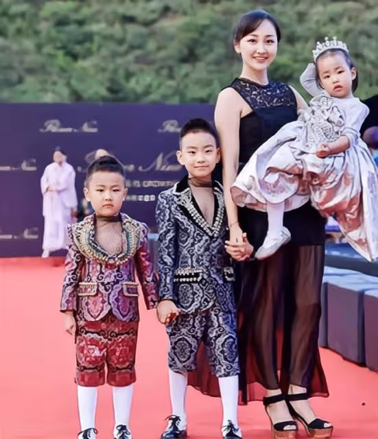 于震曬全家福！嬌妻美貌出眾似少女，三兒女高顏值和爸共用一張臉
