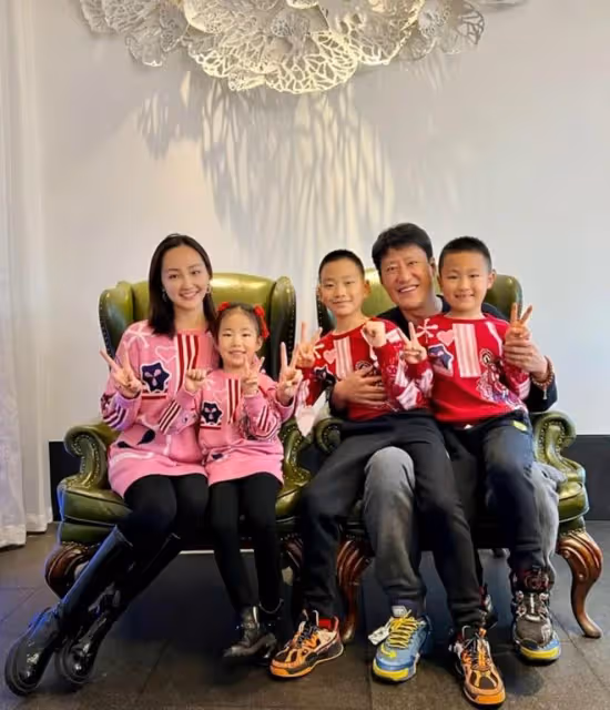 于震曬全家福！嬌妻美貌出眾似少女，三兒女高顏值和爸共用一張臉