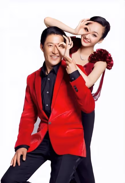 于震曬全家福！嬌妻美貌出眾似少女，三兒女高顏值和爸共用一張臉