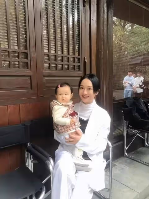 周迅抱娃照曝光！48歲的她素顏穿媽媽裝和婦女無異，滄桑卻有氣質